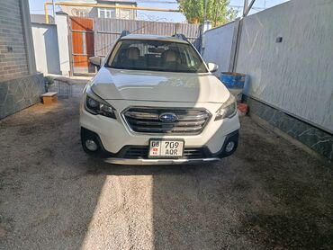 зеркала виндом: Subaru Outback, белый универсал-кроссовер. Установлен дорогой ГАЗ
