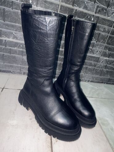 женские брендовые туфли недорого: Высокие женские сапоги черного цвета на массивной тракторной подошве