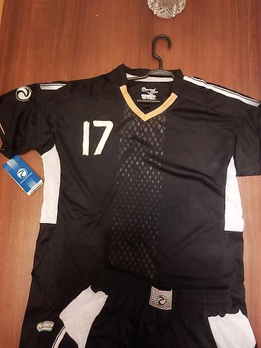 детская футбольная форма: Futbol oyunu dəsti.Yenidir etiketi üstündə.Yaxası üçbucaq formasında — 4