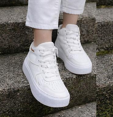 Patike: Nove poluduboke patike 
Br 38
Sniženje — 4