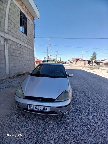 авто машины: Автомобиль Ford Focus в серебристом цвете, представленный в кузове