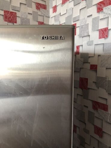 Ət çəkən maşınlar: 2 qapılı Toshiba Soyuducu Satılır, rəng - Boz