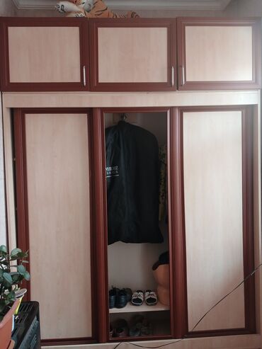 шкаф трехдверный: Б/у, Купе, 6 дверей Прямой шкаф, Гардеробный шкаф