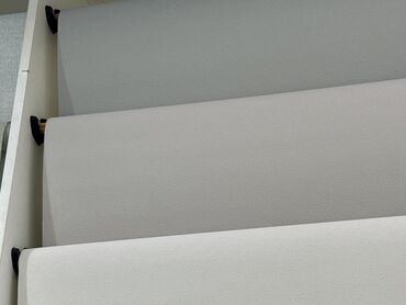 шкаф для документов: Рулонные шторы блэкаут в нейтральной серой гамме. Особенности: -