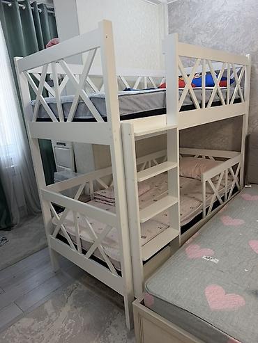 bunk bed: Двухъярусная детская кровать с угловой лестницей и защитными — 1