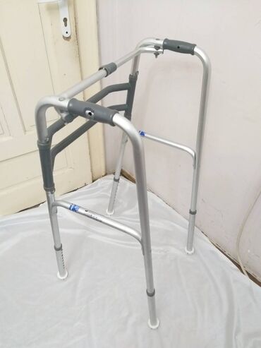 Hodalice, štake, štapovi za hodanje, kolica za hodanje: Nemacka aluminijumska zglobna hodalica, bez tockova, cuvene marke — 2