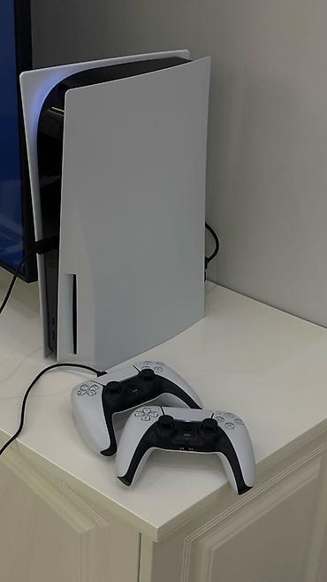 PlayStation 5 (версия с дисководом) + 2 беспроводных геймпада