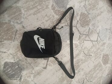 скачать мужскую одежду для симс 4: Nike барсетк/сумка для шарюших за моду особенно тем кто нравится