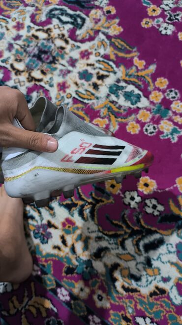Krasofkalar və idman ayaqqabıları: Adidas F50+ futbol butsaları - Model: Adidas F50+ (şnürsüz/socks