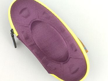 Owalne etui w kolorze fioletowym z żółtym zamkiem błyskawicznym