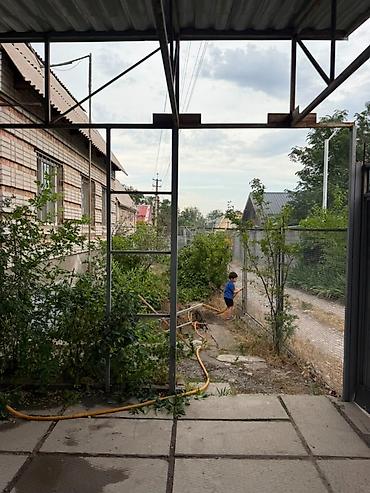 комнаты иссык: 🏡 Продается просторный дом в с. Байтик 📐 Общая площадь — 80 м² 🛏️ 2 — 6