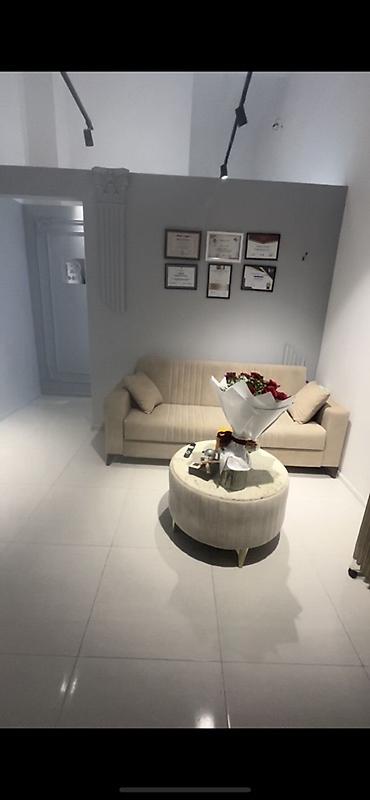 divan ustu: Bej rəngli salon dəsti – divan və dairəvi kofe masası - Stil — 2