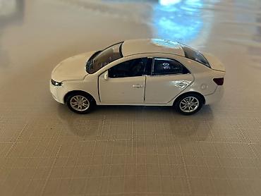 mini kia: Ağ rəngli sedan tipli metal oyuncaq avtomobil modeli - Material — 4