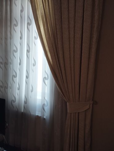 pərdə ikinci əl: Pərdə dəsti açıq bej rəngdədir və iki hissədən ibarətdir: içəri tül