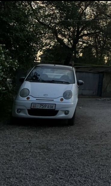 даево матиз 1: Компактный городской хэтчбек Daewoo Matiz (белый цвет кузова)
