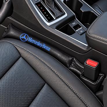 lizing avtomobiller: Mercedes-Benz loqolu oturacaq arası boşluq doldurucusu — qara — 2