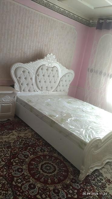 Двуспальные кровати: Кровать двуспальная с мягким изголовьем в классическом стиле. - — 1