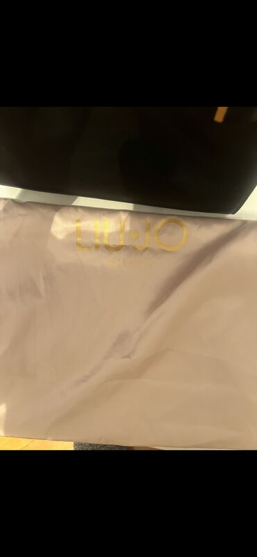 Çantalar: Temiz deridi. Bezi yerlerinde atma var, istifadeye engel deyil. Xahish — 9