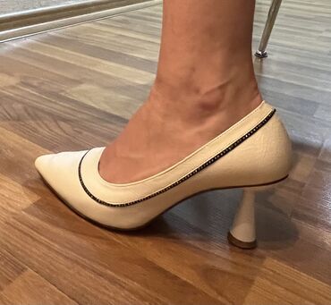 женские туфли со шнурками: Туфли, Размер: 37, цвет - Бежевый, Б/у