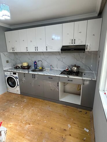 ikinci el metbex mebeli tap az: Mətbəx mebel dəsti – birsıra, müasir dizayn - Üst şkaflar: Parlaq ağ