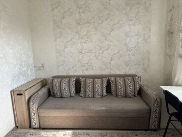 купить диван кровать в бишкеке: Продаётся 3 х местный диван и кресло. Оба раскладные имеют ящик для