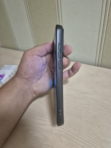 Dördkünc formalı qara rəngli mobil telefon. Arxa tərəfində dörd