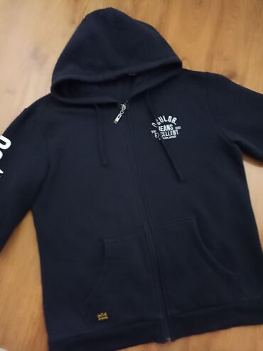 серая толстовка: Размер L
в хорошем сост.
внутри флис