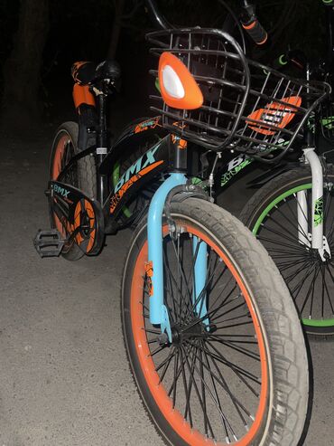Велосипеды: Оранжевый (зеленого нет) С доп колесиками В очень хорошем состоянии На