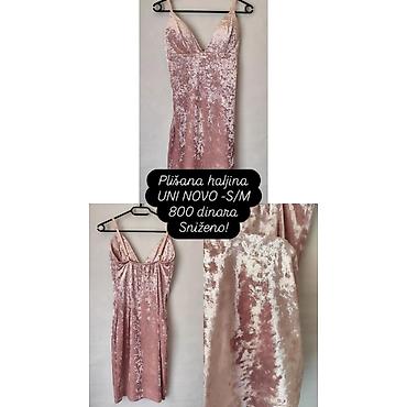 bele 97: Plišana haljina u puder‑roze boji, sa svetlucavim „crushed velvet“ — 2