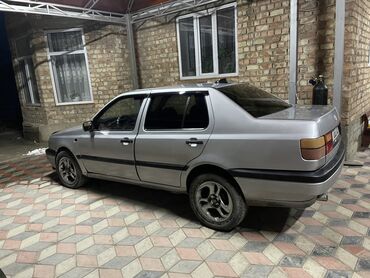 Volkswagen: Volkswagen Vento: 1993 г., 1.8 л, Механика, Бензин, Седан