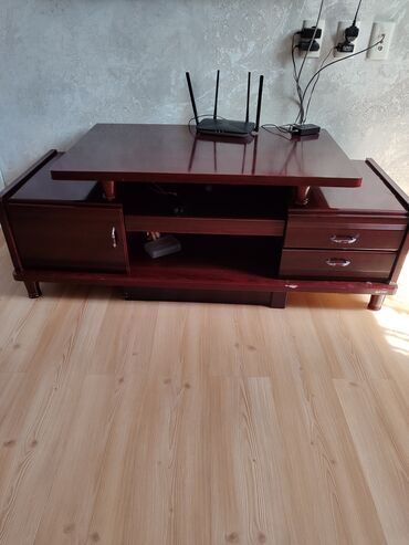 антиквар мебель: Срочно продается журнальный стол из натурального красного дерева