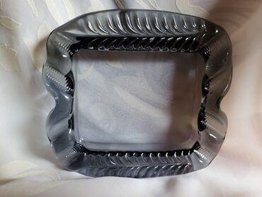 Ostali kućni dekor: Pepeljara vintaz nova,puno staklo. Visina. 2cm — 1