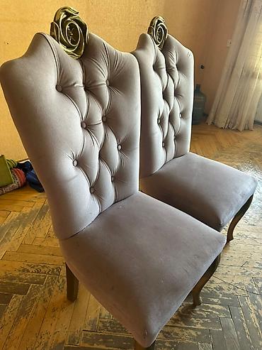 Mebel: Bej rəngdə, yumşaq parça ilə üzlənmiş bu 6 ədəd yemək stulu dəsti, hər — 2