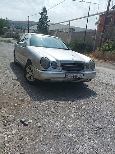 volkswagen polo 1: Mercedes-Benz E‑Class (W210) sedan – gümüş rəng. 1998 çi il 2.2 — 2