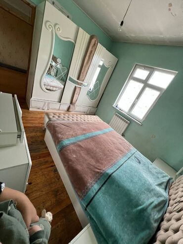 Uzunmüddətli kirayə mənzillər: Xətai rayonu Ag şəhərdə yerləşən ümumi sahəsi 120 kv,m olan,3 otaqlı — 9