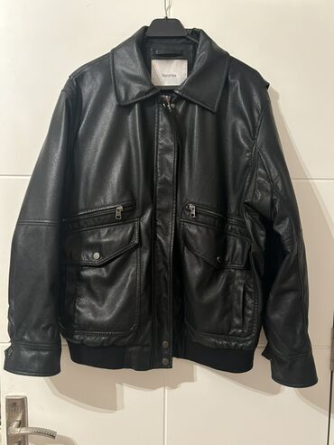 Пиджаки: Bershka dərili görünümlü jaket. Xüsusiyyətlər: - Klassik geniş yaxalı