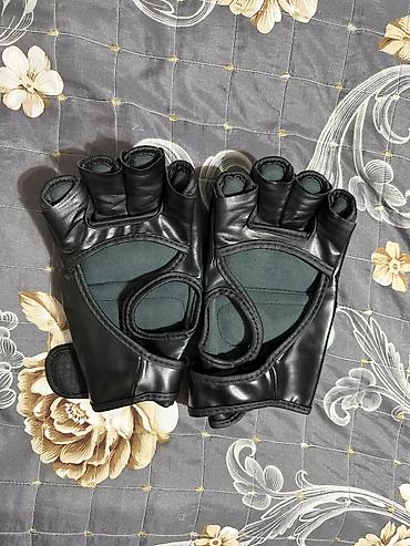 Əlcəklər: MMA və boks üçün əlcək dəsti - 2 cüt: MMA yarımbarmaq əlcəkləri və — 2