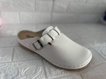 Papuče: 41-45
1500din — 8