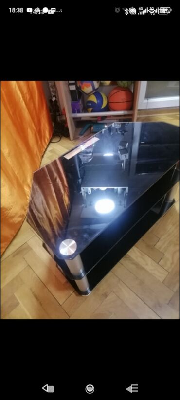 Bicikli za odrasle: TV sto ili polica staklena neostecena kao nova je
 Mirjevo — 9