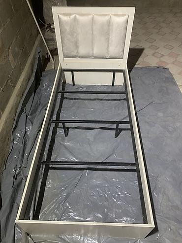 кухонная мебель буу: Односпальная кровать с мягким изголовьем и металлическим основанием — 1
