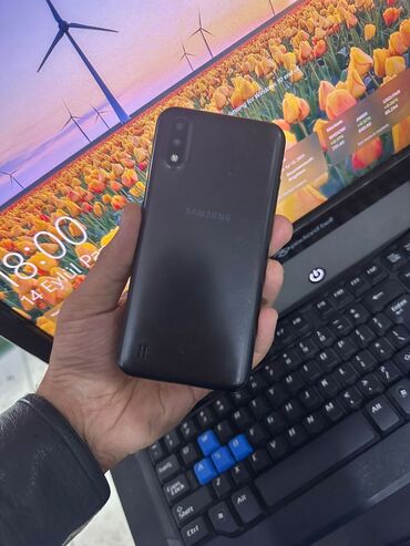 HTC: Samsung Galaxy A01, цвет - Черный, Две SIM карты