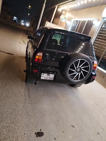 yaponka fere: Toyota RAV4 kompakt SUV. Qara rəngli кузов, klassik kvadrat formalı — 2