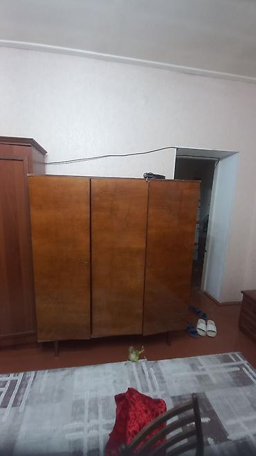 будуарный столик: Двуспальная кровать с матрасом и комплектом мебели для спальни. - — 6