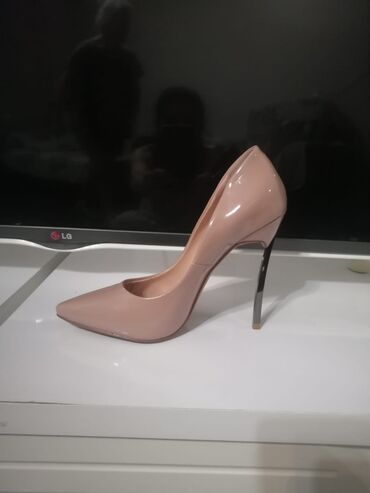 Basanoşka və səndəllər: Qadın salon tuflisi – laklı, açıq bej/nude rəng. - Burun: uclu, zərif