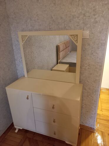 Uzunmüddətli kirayə mənzillər: Neftçilər Məlhəm Hospitalın yanı. kohnə tikili 5 mərtəbənin 2-ci — 6