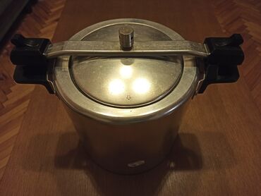 Šerpe: NOV, nikad upotrebljen ekspres lonac, zapremine oko 8L. Proizveden u — 1