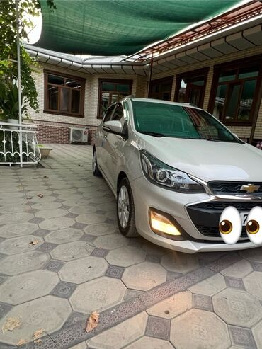 мотор спринтер 2.2: Хэтчбек Chevrolet Spark светлого цвета — это компактный автомобиль