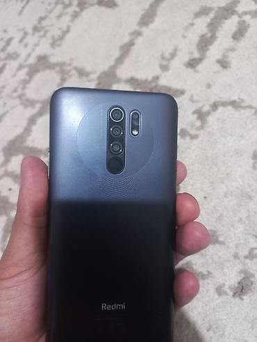 Смартфон Xiaomi с большим экраном и каплевидным вырезом под