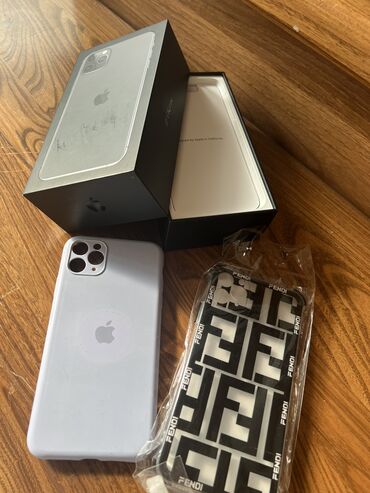 Apple iPhone: Продаю два чехла на телефон Айфон 11 Pro Max и коробку от него