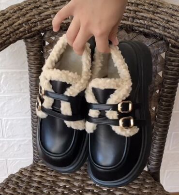 обувь зимние: Зимняя обувь 

В корейском стиле

НОВЫЕ! Ни разу не одетые

Размер 36